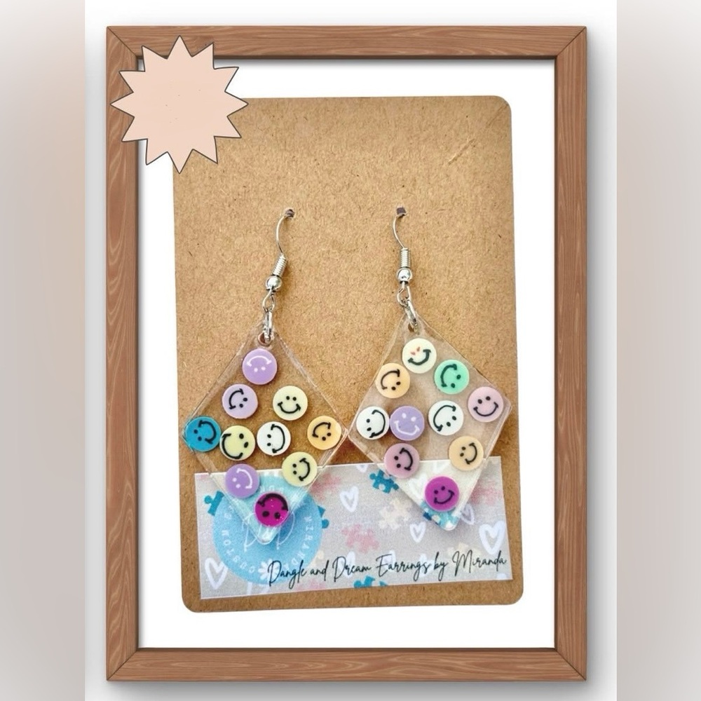 Smiley Face Dangle Earrings

🌸🌟🌟Bundle Discounts Available🌟🌟🌸